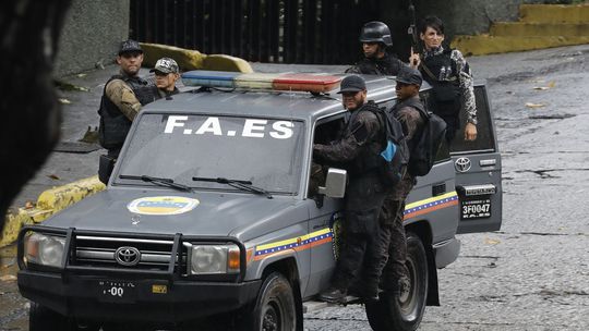 Prestrelky medzi venezuelskou políciou a gangmi si vyžiadali desiatky obetí
