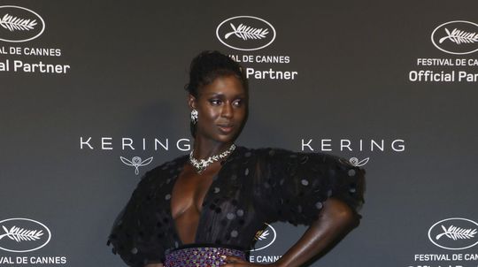 Herečka Jodie Turner-Smith pózuje fotografom na...