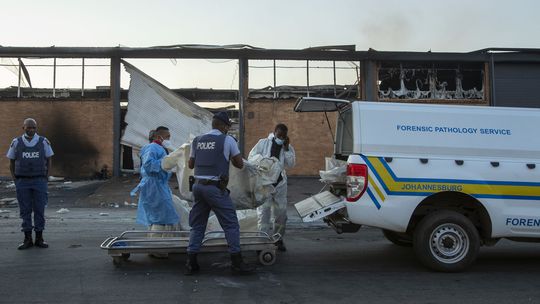 Nepokoje a rabovanie v JAR sa stupňujú, v Johannesburgu nasadili armádu