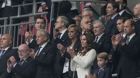 Princ William (vpravo), jeho manželka -...