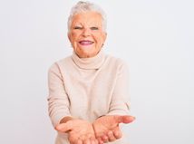 dôchodkyňa, penzistka, úsmev, ruky, prosba