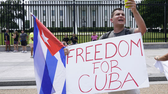 Šéf zahraničného výboru americkej Snemovne vyzval Bidena, aby zrušil sankcie voči Kube