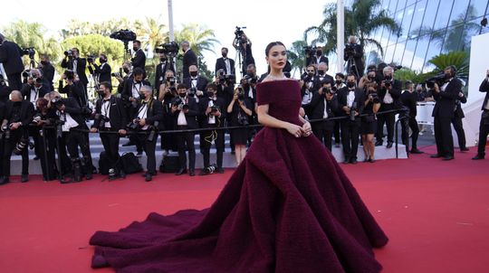 Amy Jackson pózuje fotografom v masívnej róbe...