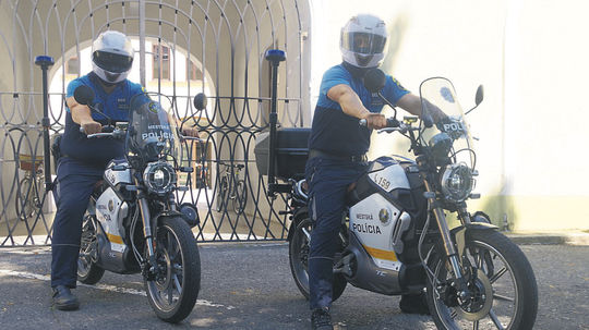 Michalovskí policajti jazdia na elektromotocykloch 