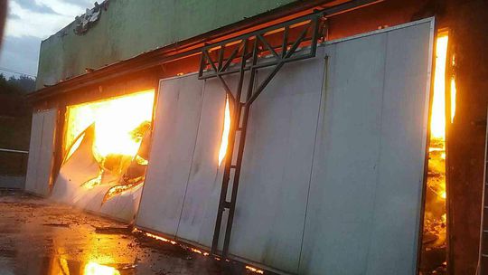 Pri Žiari nad Hronom horí píla, škodu odhadli na 200-tisíc eur