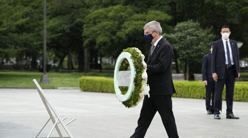 Šéf MOV Thomas Bach kladie veniec kvetov na...