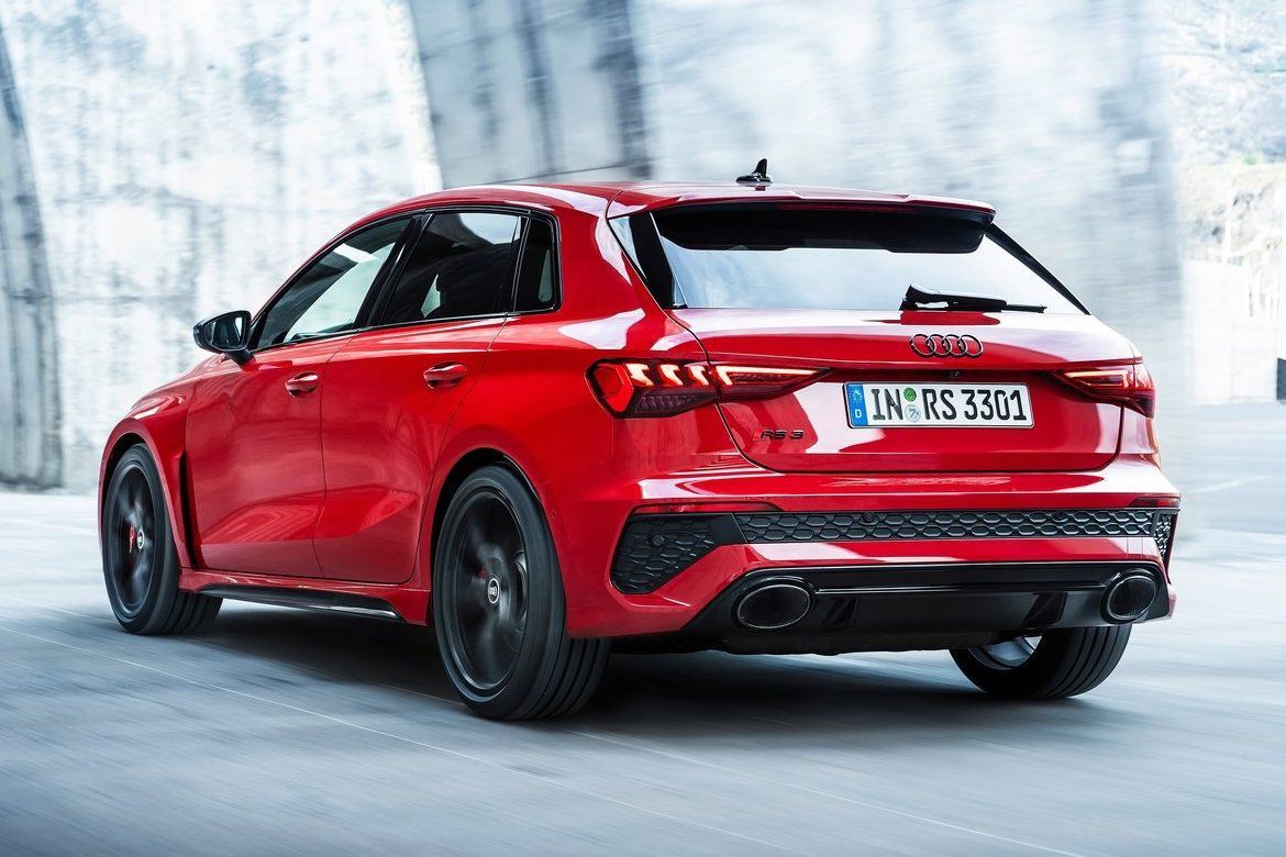 Z mohutného difúzora vychádzajú dve oválne...