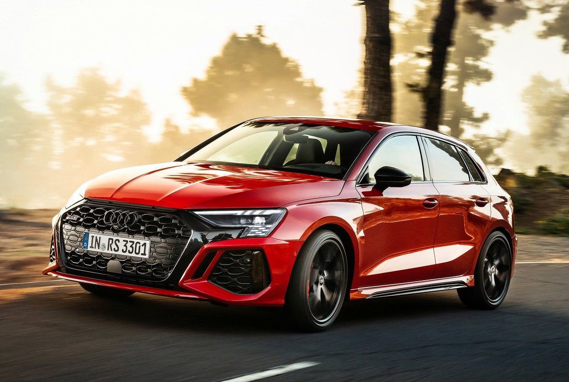 Audi RS 3 naznačuje brutalitu mohutnou čiernou...