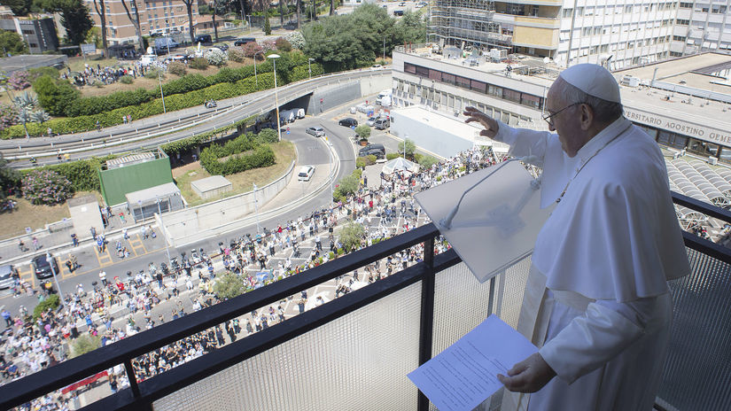 Vatikán pápež operácia hospitalizácia predĺženie