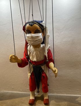 Aj gašparko musí mať v pandémii rúško.