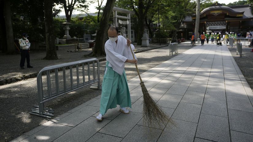 Upratovanie pri trati olympijských pretekov...