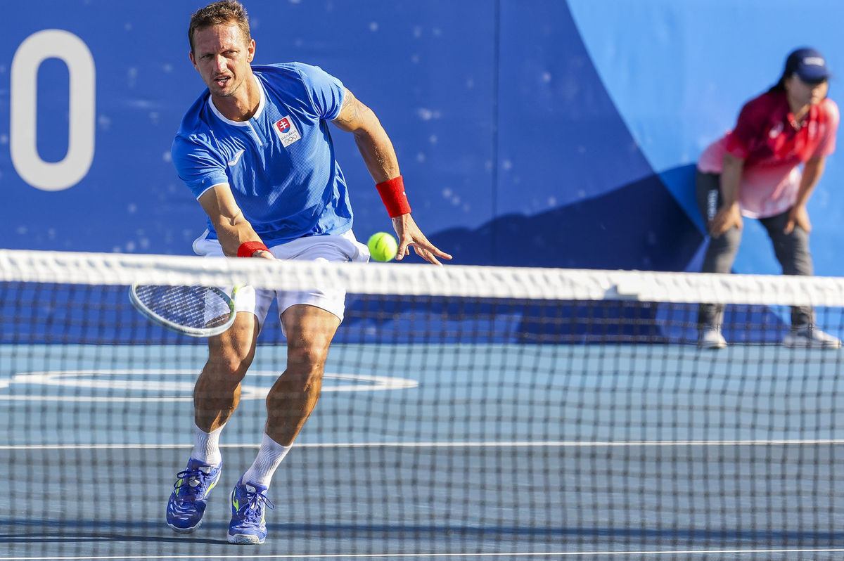 Filip Polášek odvracia úder na sieti v 1. kole...