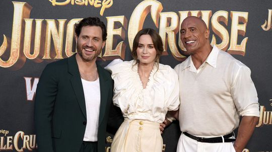 Zľava: Edgar Ramirez, Emily Blunt a Dwayne...