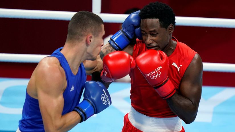 Slovák Andrej Csemez (vľavo) v boxerskom súboji...