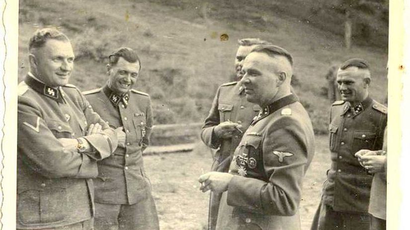 Josef Mengele a ďalší esesáci.