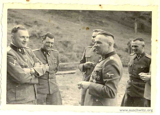Josef Mengele a ďalší esesáci.