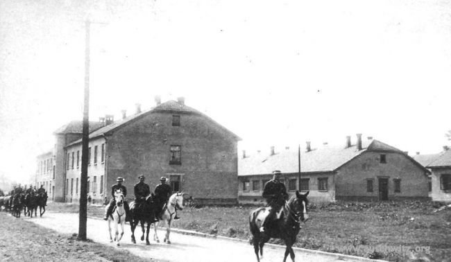 Baraky v Auschwitzi slúžili pôvodne poľskej...