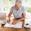 muž, senior, dôchodca, počítanie, papiere, kalkulačka, dane
