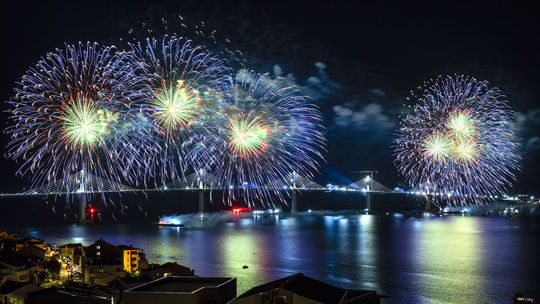 Ohňostroj nad Mostom Pelješac oslavuje jeho...