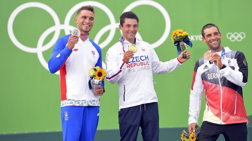 Slovák Jakub Grigar (vľavo) na stupni víťazov....