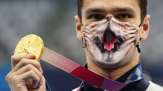 Ruský plavec Jevgenij Rylov po zlate na 200 m...