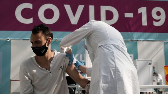 ONLINE: Česko schválilo dva dni voľna po očkovaní pre štátnych zamestnancov