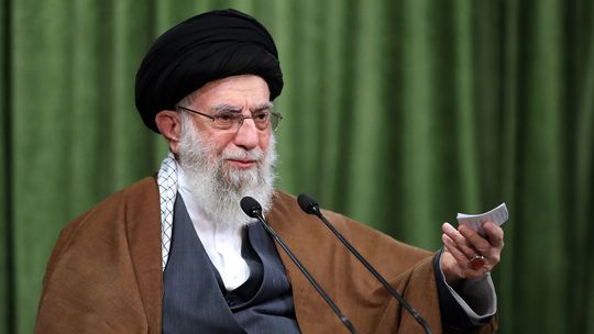 Ajatolláh Alí Chameneí udelil milosť viac než 2 800 väzňom