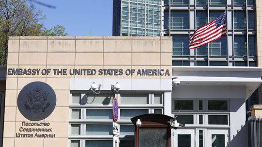 USA prepustia zo svojich diplomatických misií v Rusku takmer 200 ruských zamestnancov