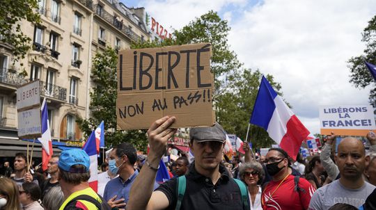 Vyše 200-tisíc ľudí naprieč Francúzskom protestovalo proti zavedeniu covid pasov
