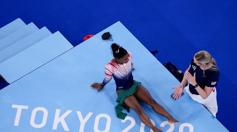 Simone Bilesová (USA) sedí vedľa trénerky...