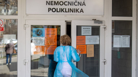 Pacienti platia u lekárov aj za služby, ktoré by mali byť bezplatné. Poplatky rastú a ročne vytiahnu z našich peňaženiek až pol miliardy eur