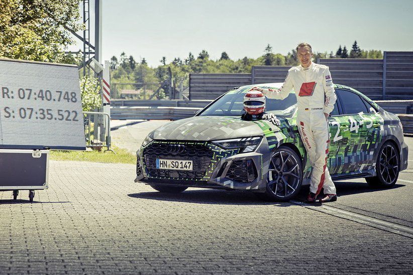 Za volantom sedel jazdec divízie Audi Spot...