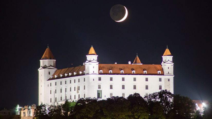 Mesiac nad Bratislavským hradom.
