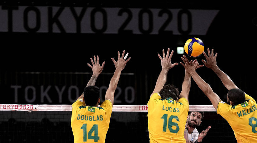 Zľava: Douglas Correia De Souza, Lucas Saatkamp...