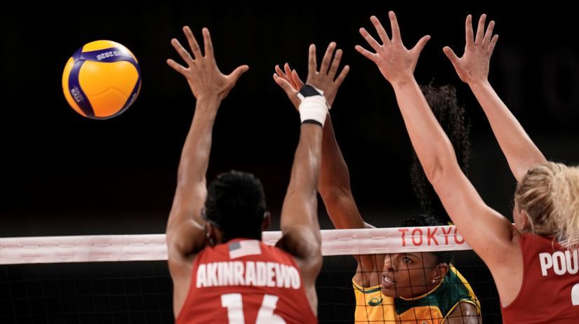 Fernanda Rodriguesová (v strede, Brazília)...