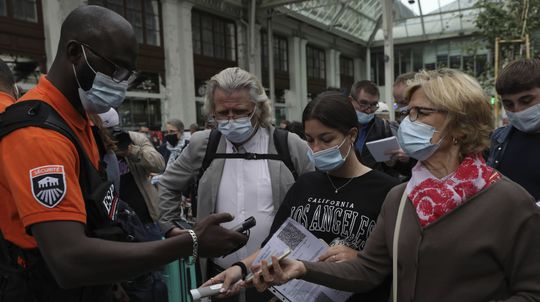 Francúzsko začína post-pandemickú éru: občania sa do reštaurácií, vlakov či nemocníc dostanú iba s covid pasom