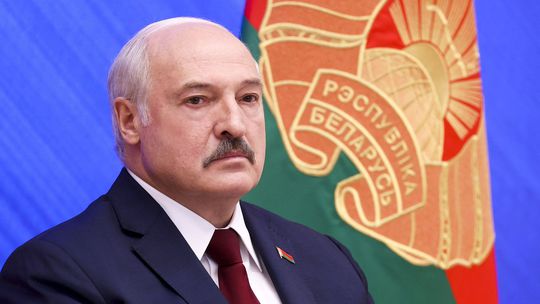 Ďalší olej do ohňa napätia. V Dnipre vymenili bieloruskú vlajku za tú „opozičnú“