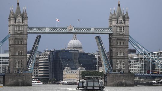 Zdvíhací most Tower Bridge sa zasekol, v Londýne to spôsobilo rozsiahle zápchy