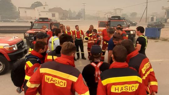 S hasením požiarov na gréckom ostrove Eubója už pomáhajú aj slovenskí hasiči