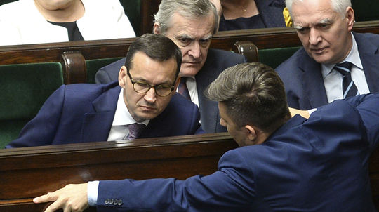Poľskej koalícii hrozí rozpad, Morawiecki navrhol odvolanie vicepremiéra Gowina