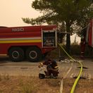 Grécko požiare hasič
