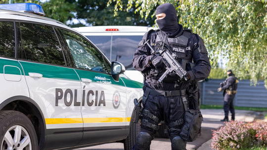 Slovenskí policajti zadržali dvoch členov gangu obchodníkov so zbraňami