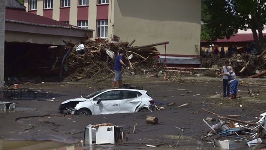 Záplavy v Turecku majú 40 obetí, na juhu sa zrútilo hasičské lietadlo