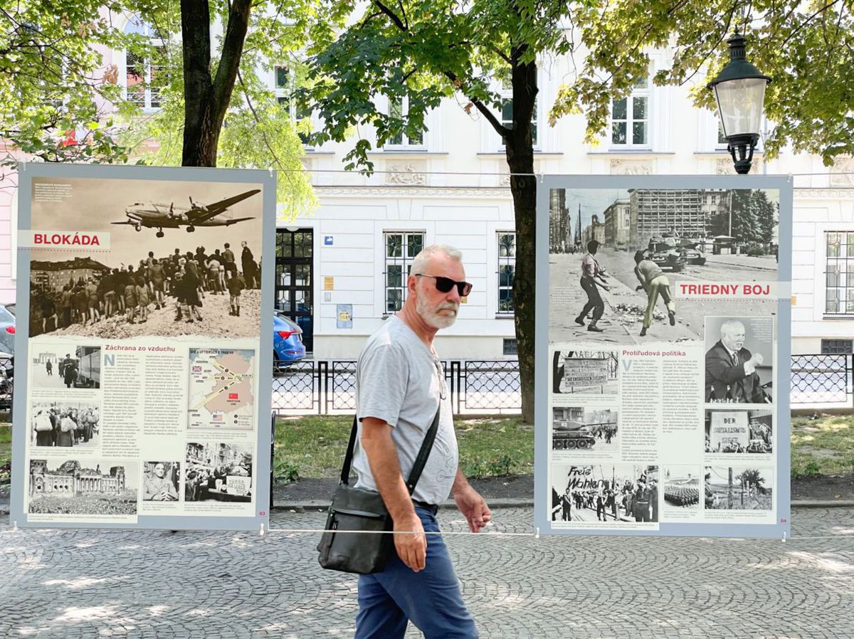 Na Hviezdoslavovom námestí v Bratislave...