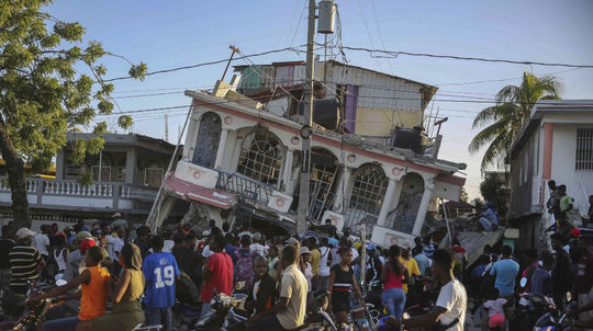 Počet obetí zemetrasenia na Haiti vzrástol na 2189, zranených je vyše 12 200