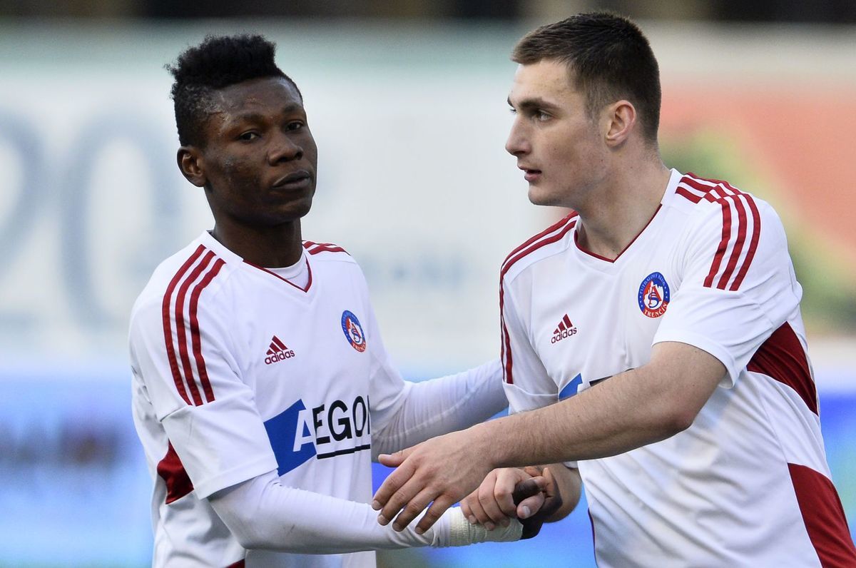 Matúš Bero (vpravo) Samuel Kalu v drese AS...