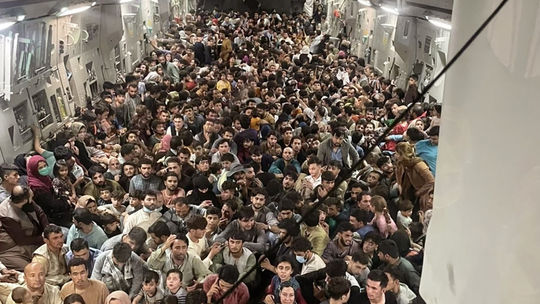 Američania z Kábulu evakuovali rekordných 640 ľudí. Naraz