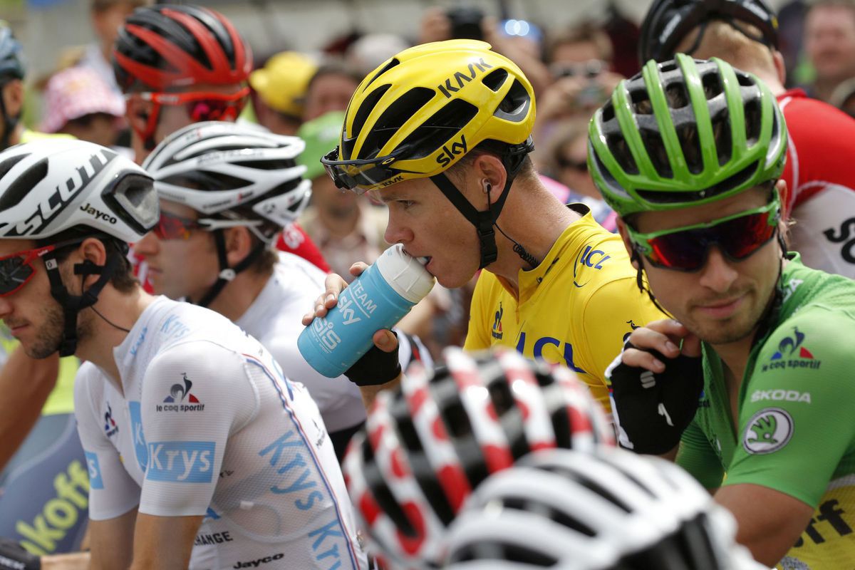 Chris Froome (v žltom drese) a Peter Sagan (v...