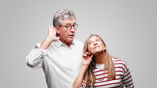 manželia, seniori, penzisti, počúvanie, sluch,...