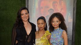 Scenáristka a režisérka Lisa Joy (vľavo) pózuje...